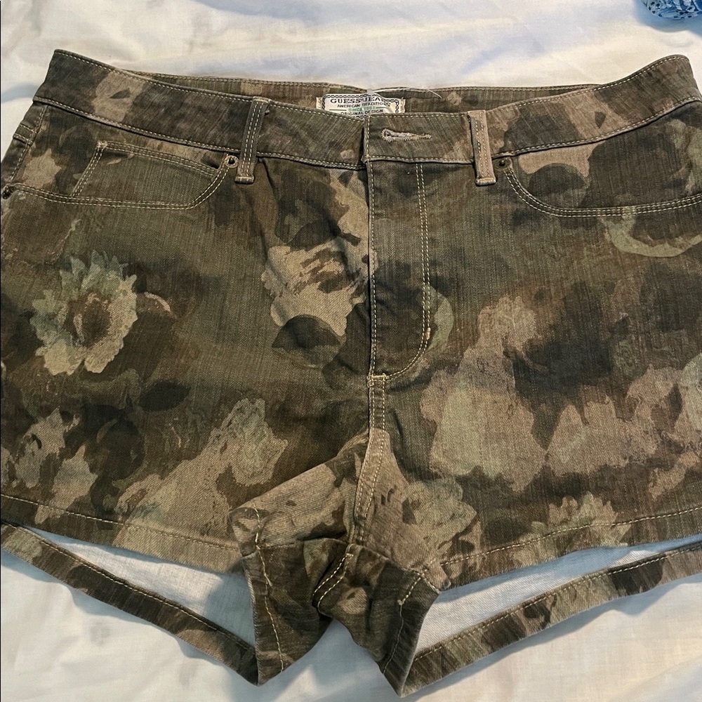 Guess Camouflage Floral Denim Shorts Size 32